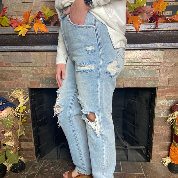 Distressed Mom Jean - Picture 2 of 3